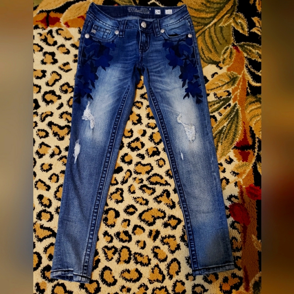 Miss Me Jeans Rhinestone Embroidered sides distressed skinny ankle jeans. Sz 24